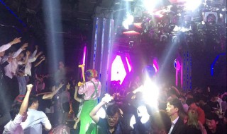 酒吧坐散台很丢人吗（去酒吧散台好丢脸）
