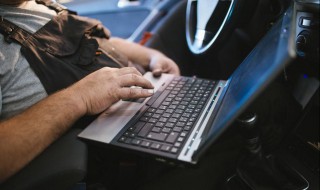 电脑下方的任务栏不显示怎么办（电脑下方的任务栏点不动了怎么办）
