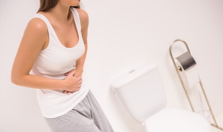 肚脐周围疼是怎么回事（肚脐周围疼是怎么回事女性）