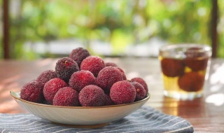 杨梅怎么洗（杨梅怎么洗最干净?杨梅的正确清洗方法-食材百科）