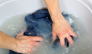 衣服上的油渍怎么去除小窍门（小孩衣服上的油渍怎么去除小窍门）