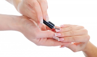 指甲上有竖纹是怎么回事 指甲上有白色斑点是怎么回事