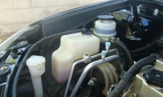 怎么更换冷却液（汽车怎么更换冷却液）