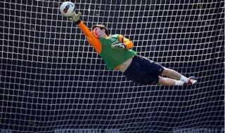 足球门将守门常用技巧 足球门将守门常用技巧图解