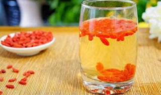 枸杞泡水喝的好处（女人黑枸杞泡水喝的好处）