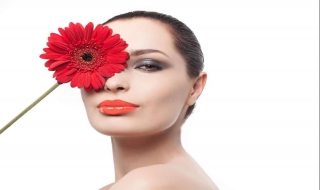 如何美白脸部（如何美白脸部简单方法）