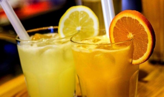 喝柠檬水有什么好处（柠檬泡水喝有什么功效和作用）