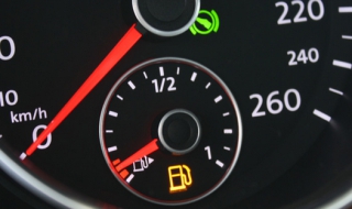 汽车没油了怎么办（半路汽车没油了怎么办）