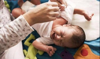 新生儿吃奶粉上火怎么办（新生儿吃奶粉上火怎么办最有效）