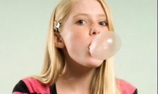 泡泡糖吃肚子里怎么办 小孩子吃了泡泡糖吃肚子里怎么办