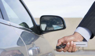 车钥匙锁车里了怎么办 车钥匙锁车里了怎么办,自己咋解决视频