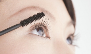 眼睛肿了怎么办（眼睛肿了怎么办用热水还是用冷水）