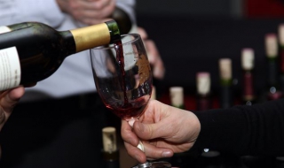 红酒没有开瓶器怎么办 家里红酒没有开瓶器怎么办