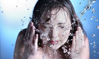 面部过敏的症状有哪些（面部过敏的症状有哪些表现）