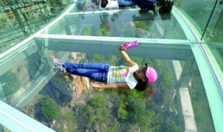 玻璃栈道怎么拍好看（玻璃栈道怎么拍好看景色）