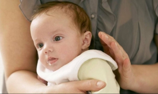 小孩子打嗝怎么办（刚出生的小孩子打嗝怎么办）