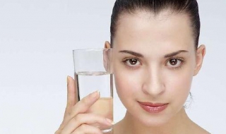 夏天皮肤干燥怎么办（夏天皮肤干燥怎么办小妙招）