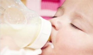 宝宝不肯吃奶怎么办 四个月的宝宝不肯吃奶怎么办