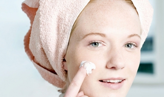 脸上长痘痘怎么办啊 十二岁男生脸上长痘痘怎么办啊