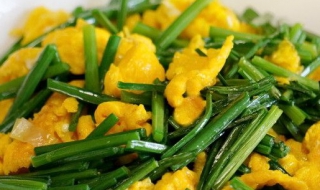 鲜韭苔炒鸡蛋（怎样做韭苔炒鸡蛋最好吃）