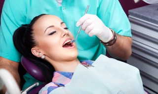 烤瓷牙套掉了怎么办（烤瓷牙套掉了怎么办可以粘回去吗）