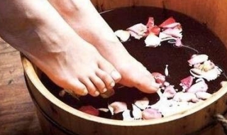 脚后跟干裂怎么办 女人脚后跟干裂是怎么回事