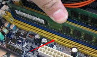 台式机电脑内存条怎么拆卸（台式机电脑内存条怎么拆卸视频）