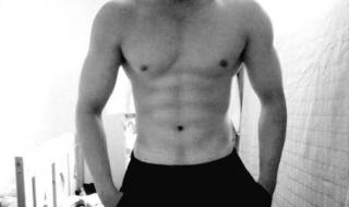 用腹肌板锻炼(腹肌板锻炼方法视频)