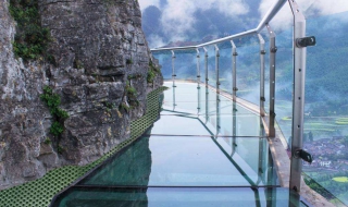玻璃栈道安全吗，堪比防弹玻璃（玻璃栈道用什么玻璃安全）