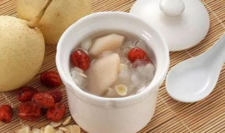 冰糖雪梨银耳汤怎么做好吃（冰糖雪梨银耳汤的做法窍门）