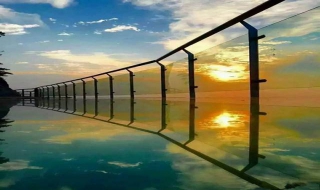 国内玻璃栈道旅游景点有哪些（中国最有名的玻璃栈道在哪里）