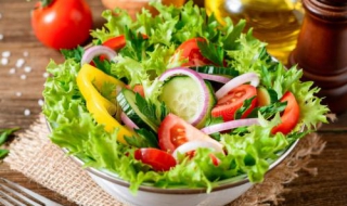 蔬菜沙拉怎么弄（蔬菜沙拉怎么弄才好吃）