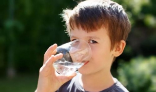 六个月宝宝一天食谱（六个月宝宝一天饮食）