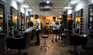 怎样装修理发店（理发店简单装修效果图）