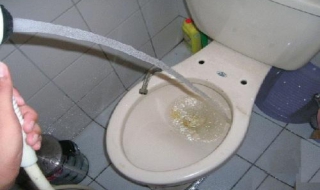 厕所马桶堵了怎么办（在家马桶堵了怎么办）