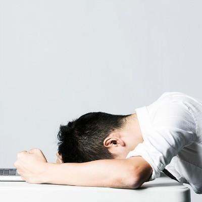 头上长小疙瘩怎么回事（小鹿犬头上长小疙瘩怎么回事）