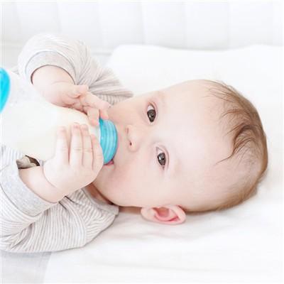 新生婴儿肚子胀气怎么办（新生婴儿肚子胀气怎么办还应该给他吃吗）