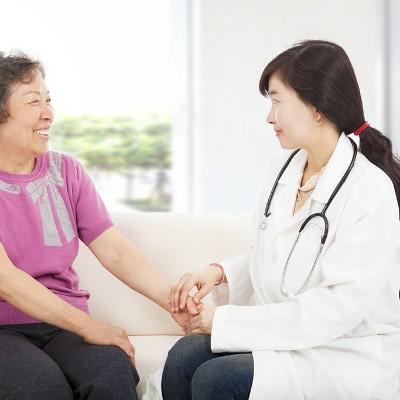 头发很容易油怎么办（头发很容易油怎么办女生）