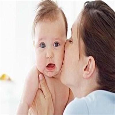 婴儿吐奶是什么原因 刚出生婴儿吐奶是什么原因