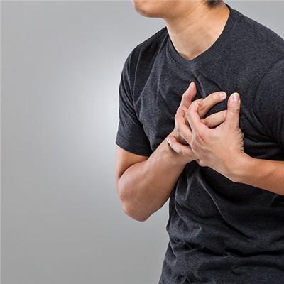 胸口肋骨中间疼怎么回事 胸口肋骨中间疼怎么回事男性