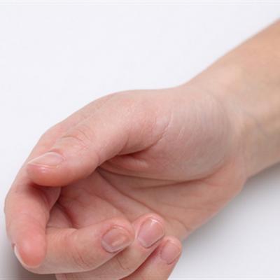 手颤抖的治疗方法有什么（手颤抖的治疗方法有什么药）
