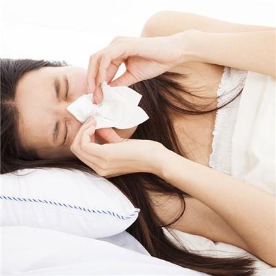 咳嗽咳出大量的白泡沫是怎么回事（咳嗽咳出大量的白泡沫是怎么回事吃什么药）