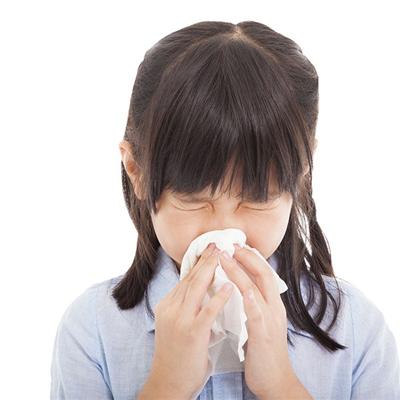 小孩咳嗽吃什么好的快（小孩咳嗽吃什么好的快 偏方）