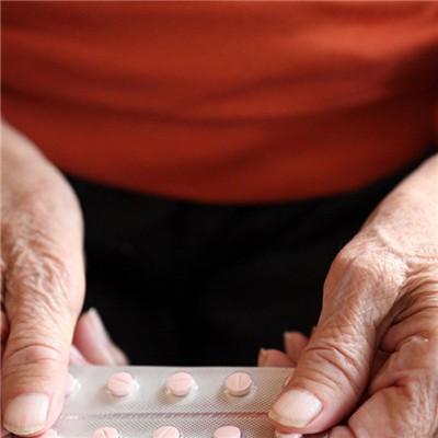 嘴唇干裂会血液传播艾滋病吗（嘴唇干裂会传染艾滋病吗）