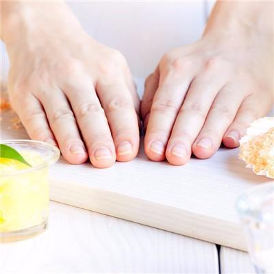 灰指甲会传染给别人吗（手上的灰指甲会传染给别人吗）