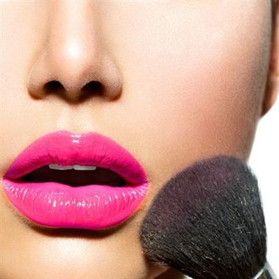 隆鼻手术有风险吗（隆鼻子手术风险大吗）