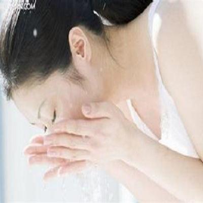 盐水洗脸有什么作用（盐水洗脸有什么作用和功效）