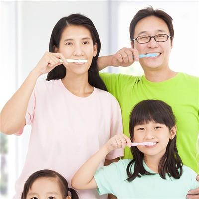 刷牙时牙龈出血是怎么回事（刷牙的时候牙龈出血是咋回事）