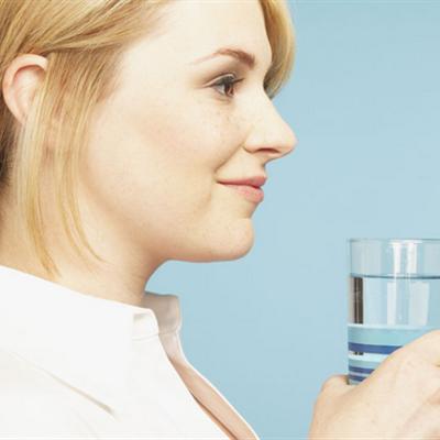 脸上毛孔粗大长痘痘是怎么了（脸上毛孔粗大长痘痘是怎么了图片）