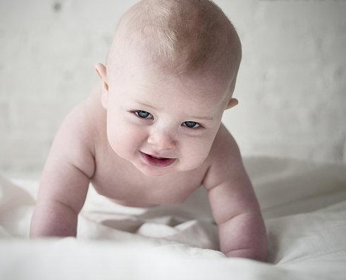 宝宝不会爬怎么办 宝宝不会爬怎么办?教你如何训练宝宝爬行